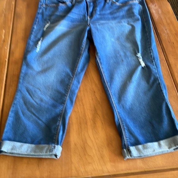 Royalty Distressed Capri Jeans Size: 12 - Picture 3 of 13